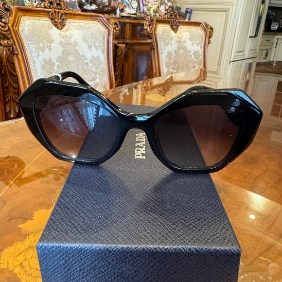 100% Auth Prada Milano sunglasses. Black/ grey geometric PR16WSF 1AB5D1 - Picture 4 of 16